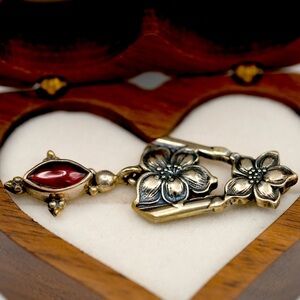 Delicate Vintage Pendant with Garnet Gorgeous Bit of wearable Light 💫